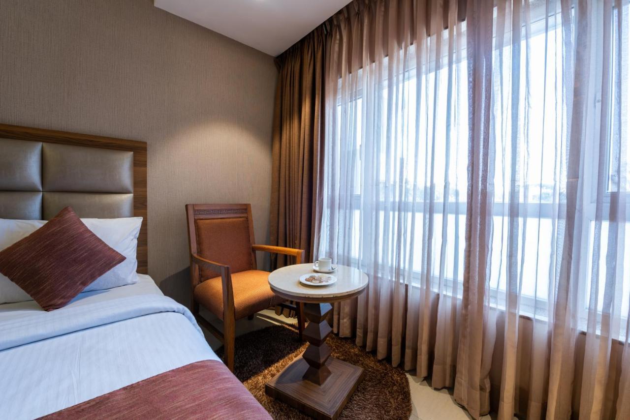 Click Hotel Насик Экстерьер фото