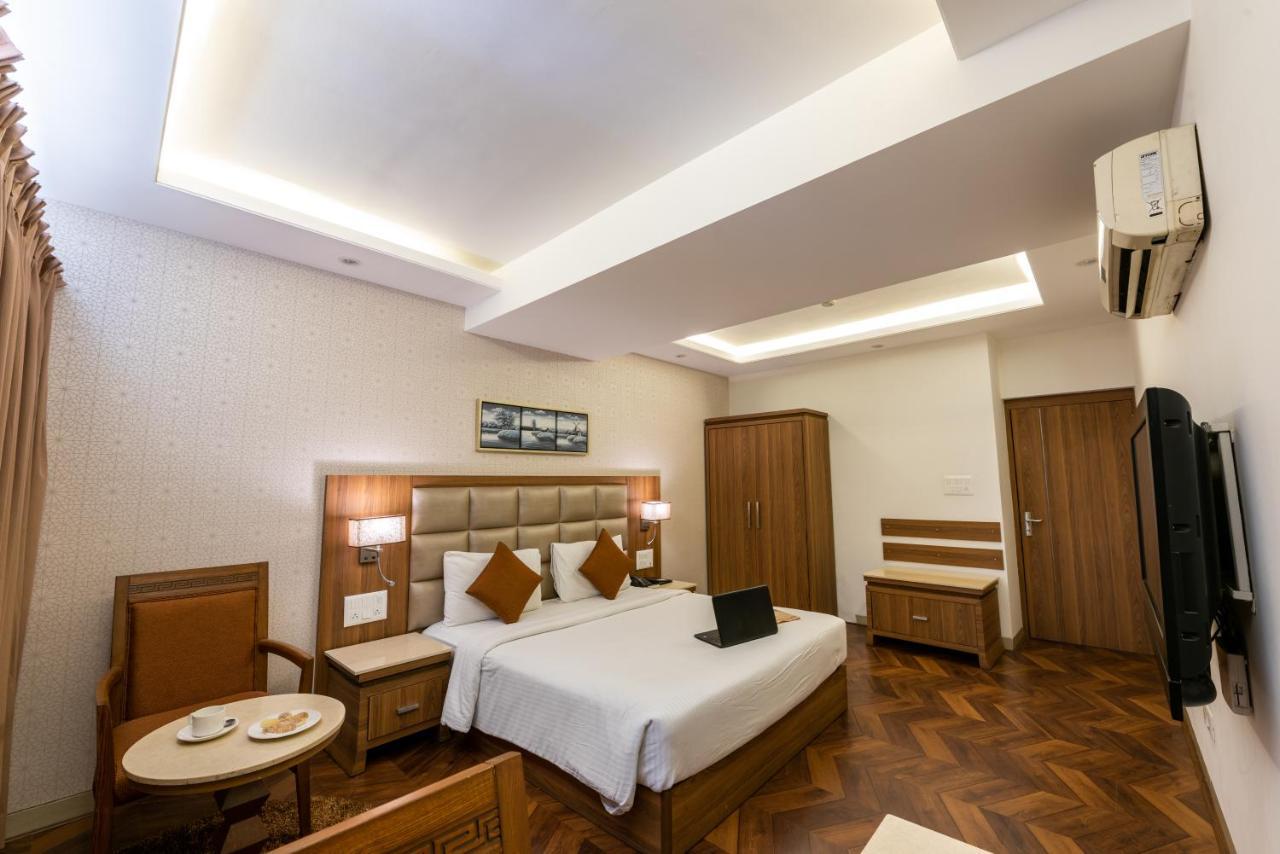 Click Hotel Насик Экстерьер фото